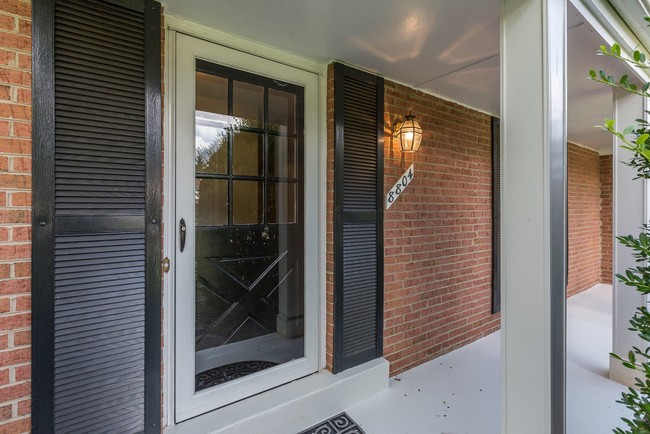 8804 Falls Chapel Way in Potomac, MD - Building Photo - Building Photo