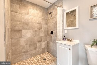 2515 E Fayette St in Baltimore, MD - Foto de edificio - Building Photo