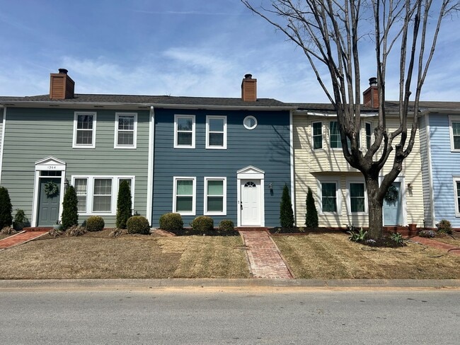 1366 E Masonic Dr in Fayetteville, AR - Foto de edificio - Building Photo