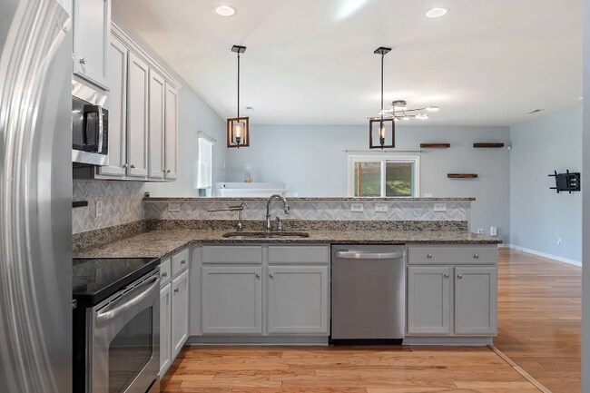 4221 Lochurst Dr in Winston-Salem, NC - Foto de edificio - Building Photo