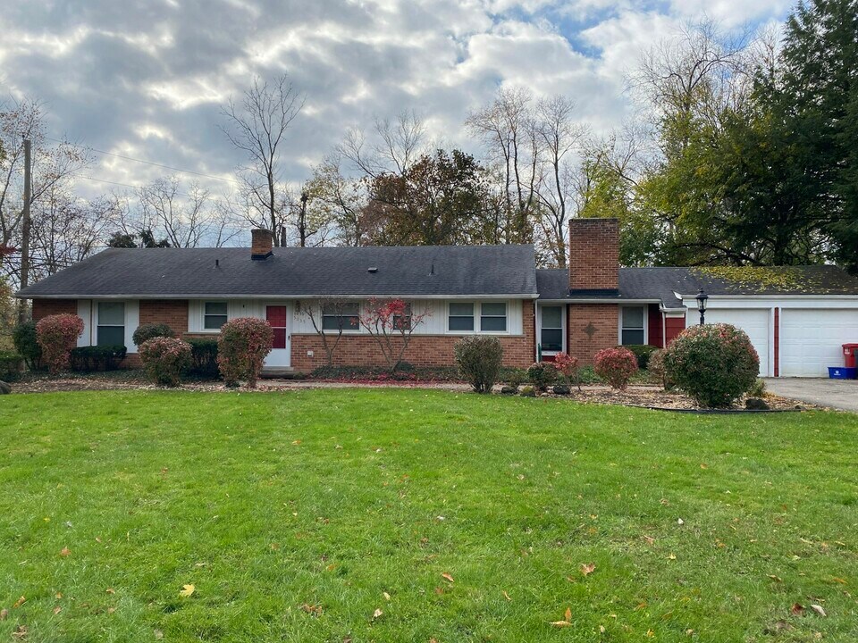5035 S Clunbury Rd in West Bloomfield, MI - Building Photo