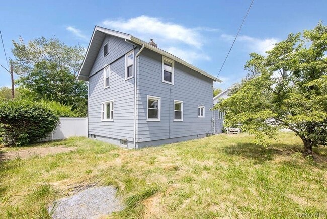 119 E Village Rd in Tuxedo Park, NY - Foto de edificio - Building Photo