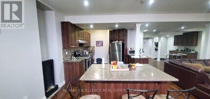 28 Midsummer Dr in Brampton, ON - Building Photo - Building Photo