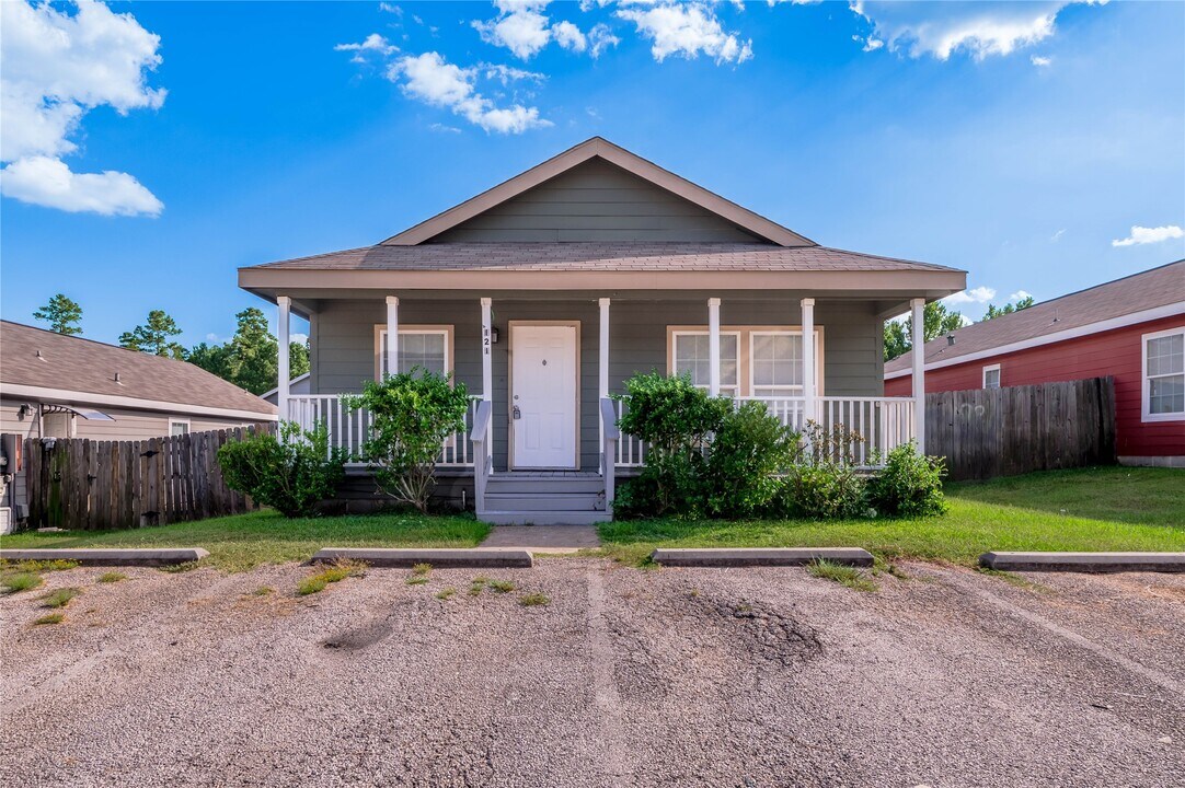 121 Varsity Dr in Huntsville, TX - Building Photo