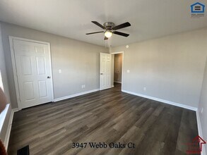 3947 Webb Oaks Ct in Chattanooga, TN - Foto de edificio - Building Photo