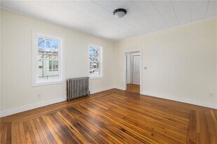 10 Broad St in Warren, RI - Building Photo