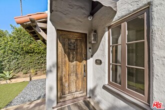 8901 Rosewood Ave in West Hollywood, CA - Building Photo - Building Photo