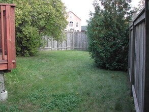 10 Maxim Cres in Toronto, ON - Building Photo - Building Photo