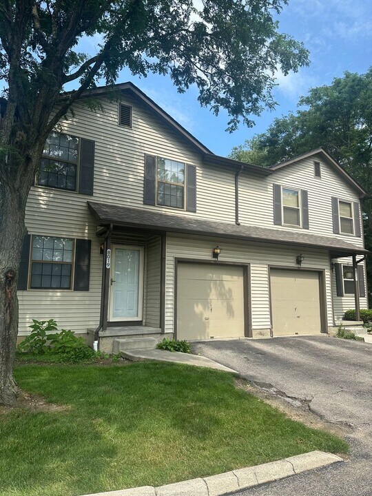 8019 Worthington Lake Dr in Westerville, OH - Building Photo