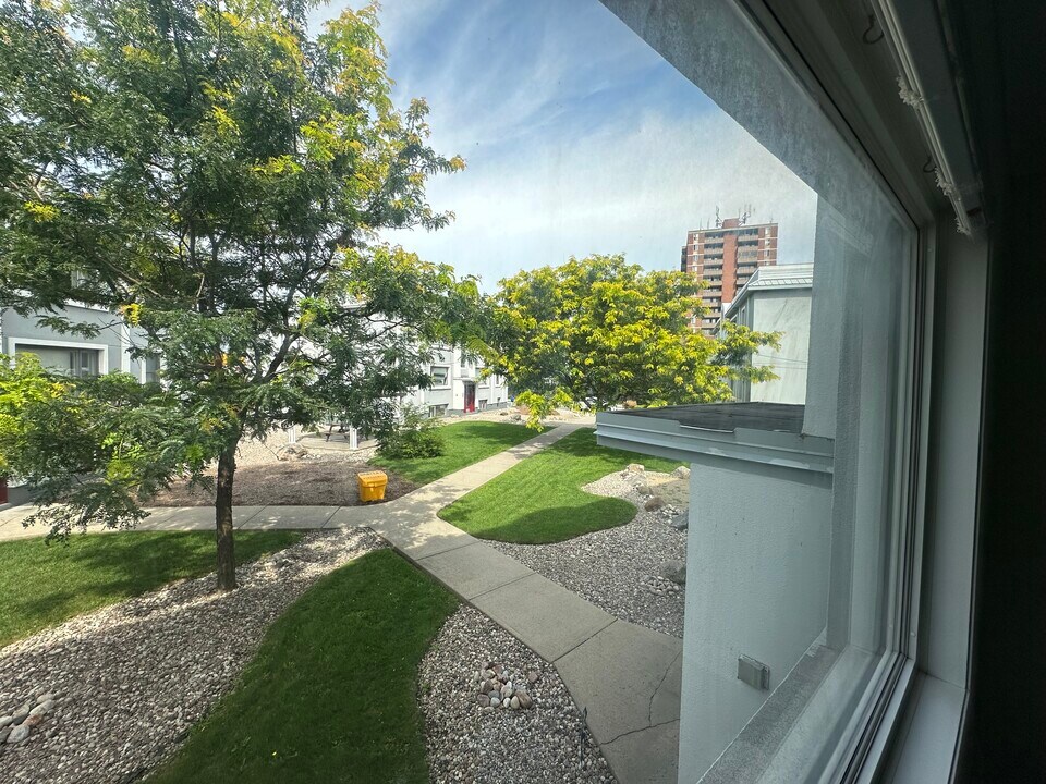 404 Montreal Rd in Ottawa, ON - Building Photo