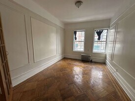 28-18 41st Ave in Queens, NY - Building Photo