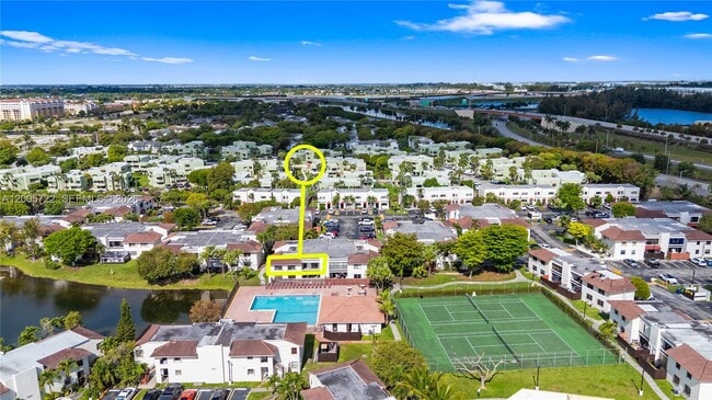 10877 NW 7th St in Miami, FL - Building Photo - Building Photo