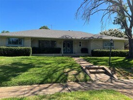 7135 Blairview Dr in Dallas, TX - Building Photo