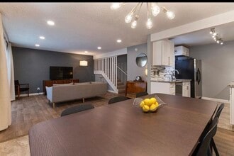 336 Miraleste Dr, Unit 250 in Los Angeles, CA - Foto de edificio - Building Photo