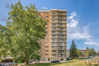 4501 37 St NW in Calgary, AB - Building Photo - Building Photo