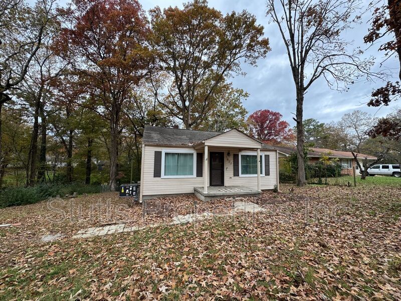 1827 Hickory Ave in Florence, AL - Building Photo