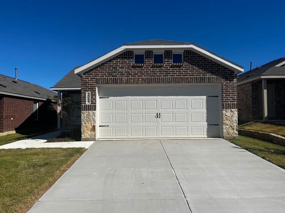 2057 Sulky Ln in Aubrey, TX - Building Photo