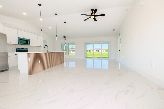 717 NW 19th Terrace in Cape Coral, FL - Foto de edificio - Building Photo