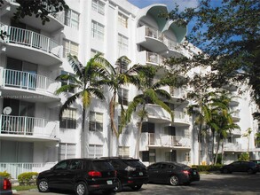 482 NW 165th St, Unit A208 in Miami, FL - Building Photo - Building Photo