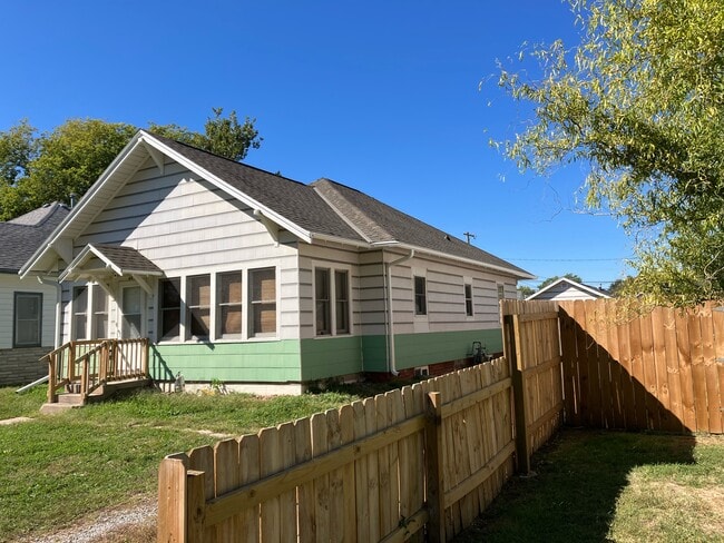 property at 406 S Chicago Ave