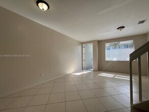 1932 Alamanda Way in Riviera Beach, FL - Foto de edificio - Building Photo