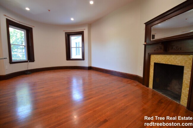 1736 Beacon St, Unit 2 in Brookline, MA - Building Photo - Building Photo