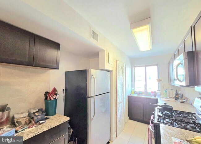 3821 Davis Pl NW in Washington, DC - Building Photo - Building Photo