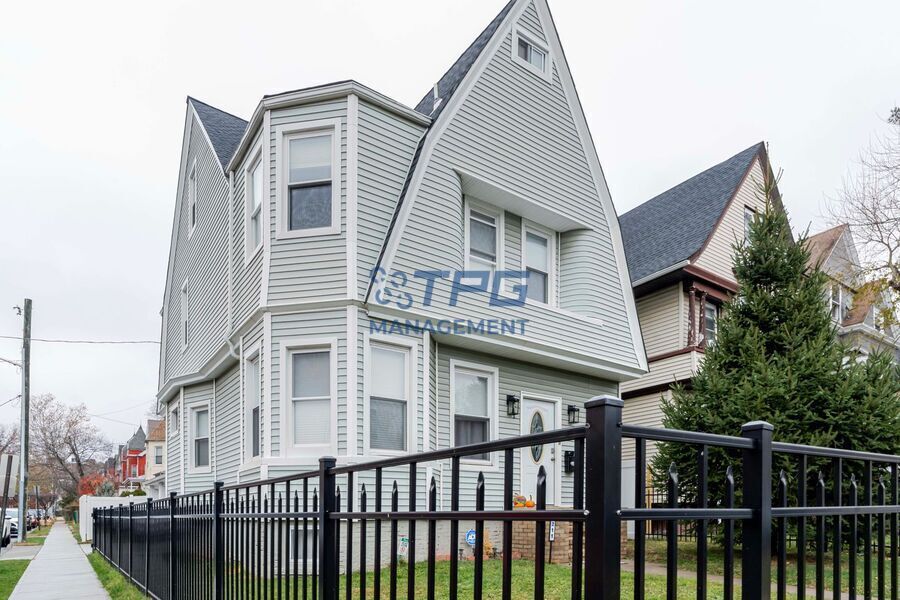 211 Park Ave in Orange, NJ - Building Photo