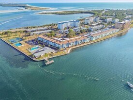 8 Glencoe Pl, Unit 107 in Dunedin, FL - Building Photo