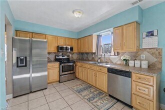 1729 Aquamarine Dr in Virginia Beach, VA - Foto de edificio - Building Photo