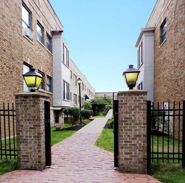 Courtyard at James in Syracuse, NY - Foto de edificio - Building Photo