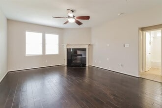 105 Avery Springs Ln in Dickinson, TX - Foto de edificio - Building Photo