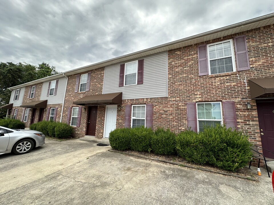 2303 Raleigh Ct in Clarksville, TN - Foto de edificio