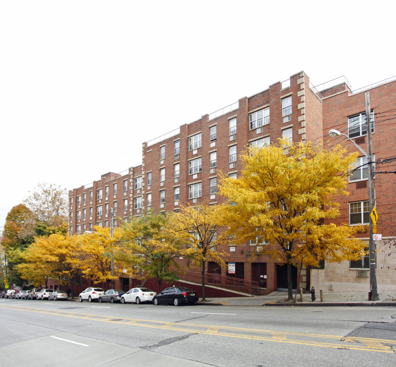 William Tieck Apartments in Bronx, NY - Foto de edificio