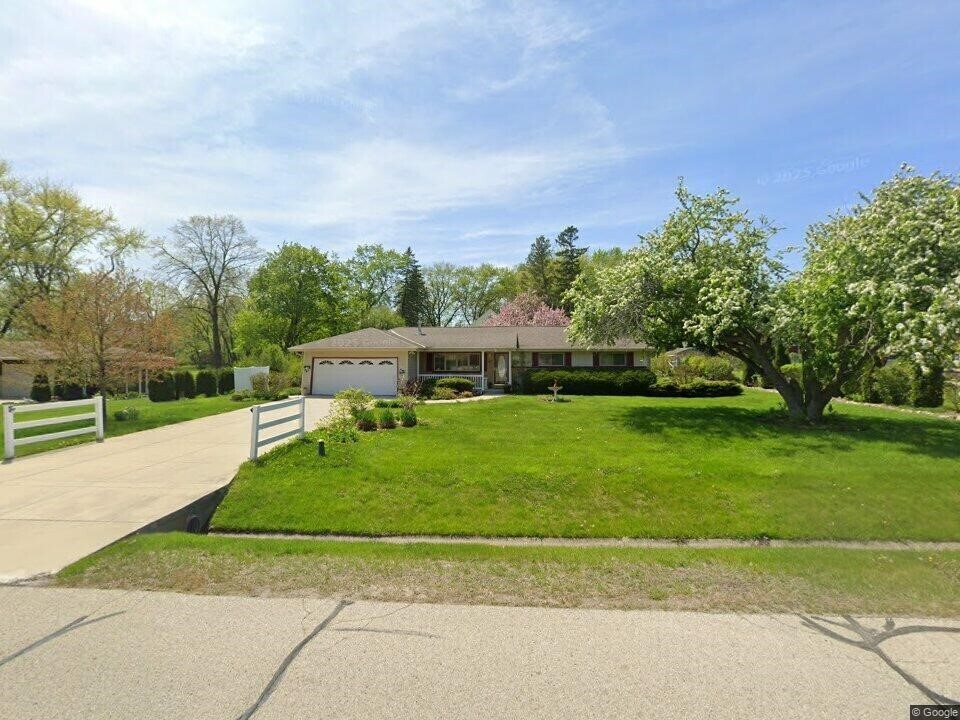 5417 S Andrae Dr in New Berlin, WI - Building Photo