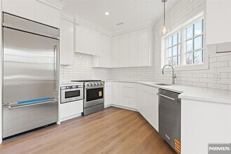 445 Ramapo Valley Rd, Unit 1 in Oakland, NJ - Building Photo - Building Photo