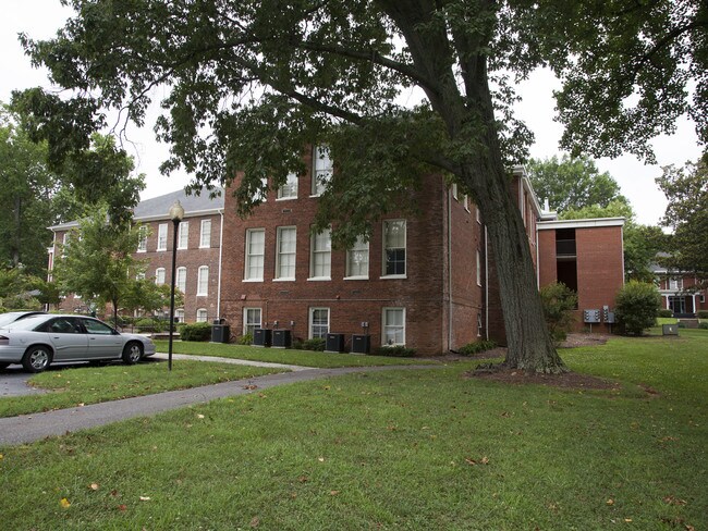 Mulberry School Apartments in Statesville, NC - Foto de edificio - Building Photo
