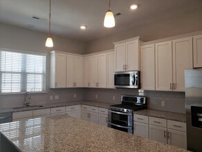 Room in Townhome on Whitby Moore St in Charlotte, NC - Foto de edificio - Building Photo