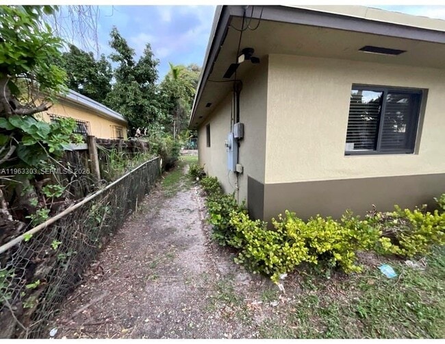 437 NW 81st St. in Miami, FL - Building Photo - Building Photo
