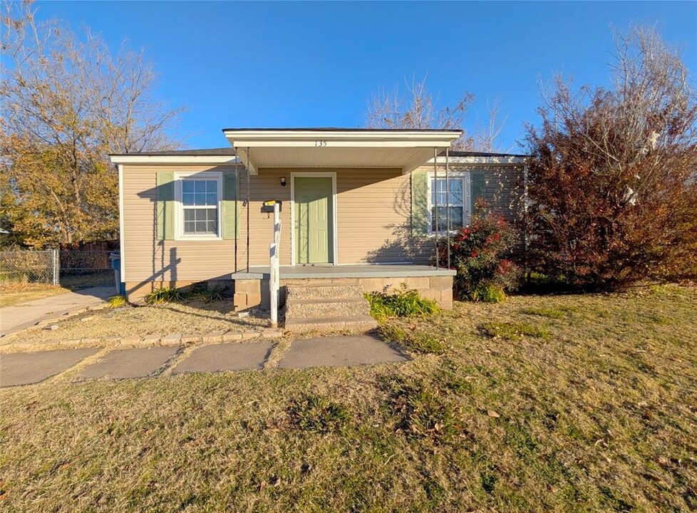 135 W Lilac Ln in Midwest City, OK - Building Photo