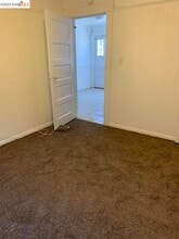 1655 E 32nd St in Oakland, CA - Foto de edificio - Building Photo