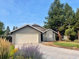 545 NE Majesty Ln in Bend, OR - Building Photo
