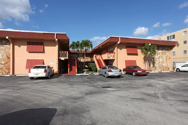 Pinehill Plaza Apartments in Pembroke Pines, FL - Building Photo - Building Photo