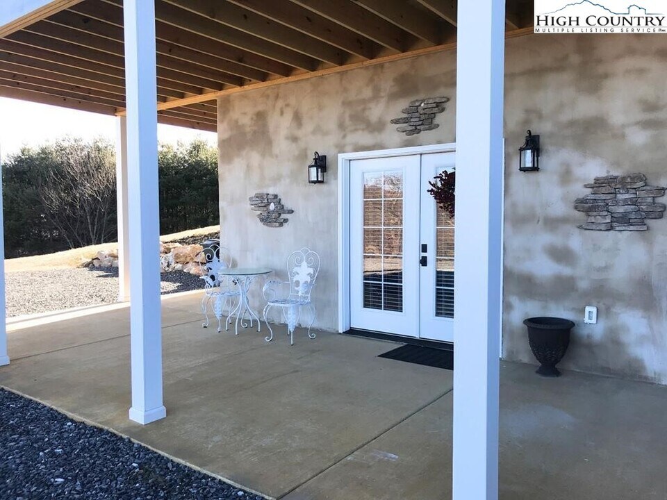 461 Chestnut Ridge Dr in Jefferson, NC - Building Photo