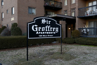 Sir Geoffrey Apartments in Malden, MA - Foto de edificio - Building Photo