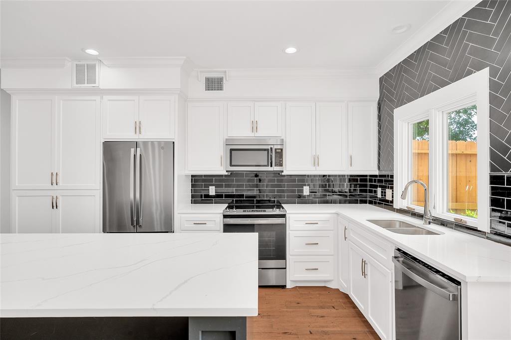 14719 Barryknoll Ln in Houston, TX - Building Photo