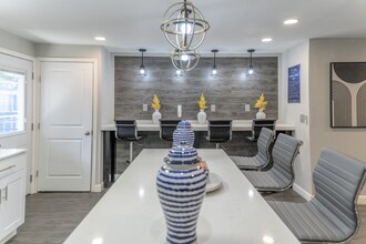 The Ashley at Bluffview Apartments in Dallas, TX - Foto de edificio - Building Photo