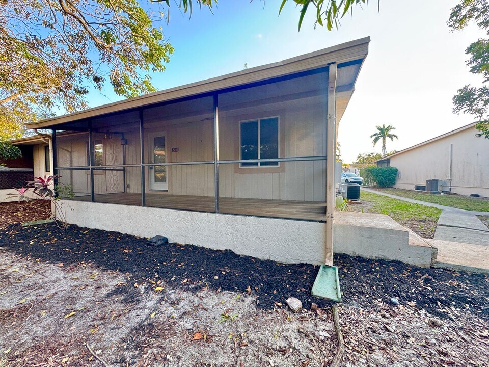 5218 Treetops Dr in Naples, FL - Building Photo