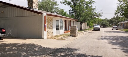 1005 Valley View St in Granbury, TX - Foto de edificio - Building Photo