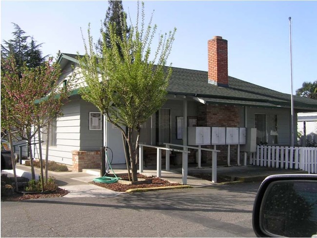 Blue Spruce Mobile Home Lodge in Sebastopol, CA - Building Photo - Building Photo